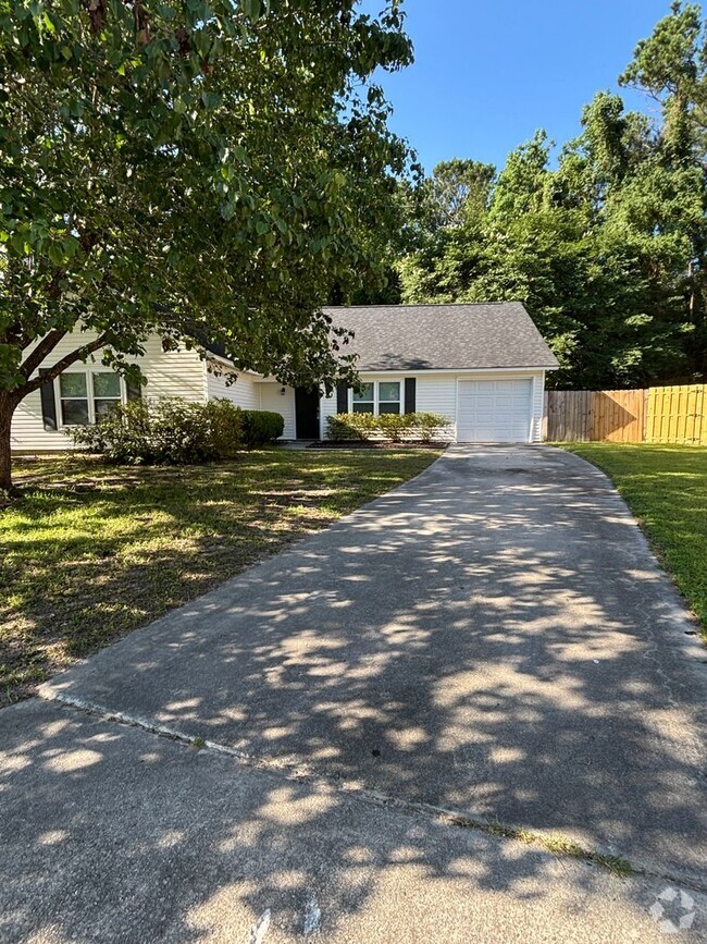Building Photo - Don’t Miss Out on This Charming 3 Bed, 2 B... Rental