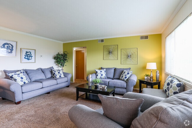 2BR, 1BA - 850 SF