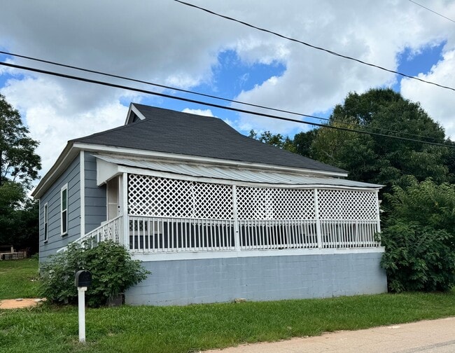 Building Photo - 2 Bedroom Cottage with Charm! Rental