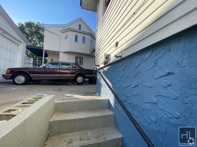 Building Photo - ROOM FOR RENT ROOM CANARSIE ROAD Unit G Rental