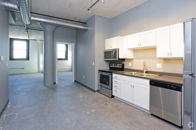 1BR, 1BA - 775 SF - Living Room