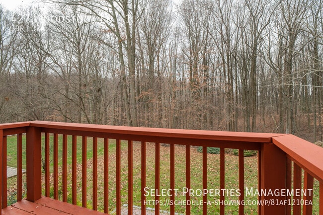 Photo - 427 Woodstock Ln