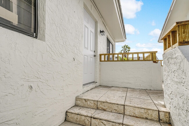 Building Photo - 652 Hernando St Unit C