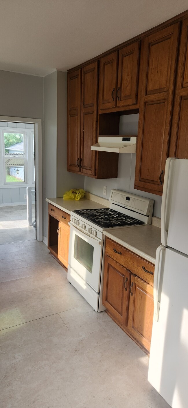 Kitchen - 104 E 2nd St