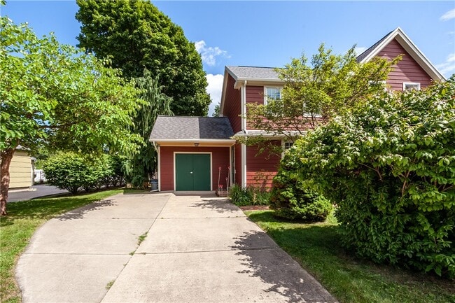 Photo - 590 Titus Ave