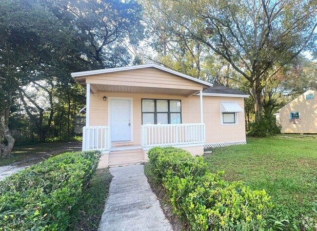 Building Photo - 2 BR 1 BA   COTTAGE HOME    Westwood Park