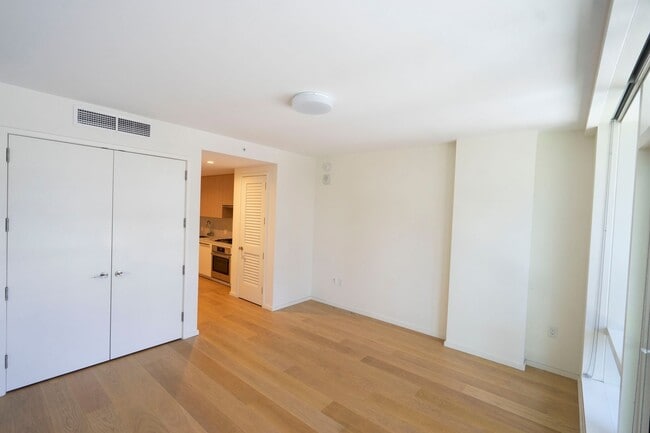 Building Photo - Spacious Studio Available Now!