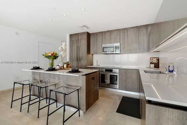 Building Photo - 88 SW 7th St Unit 3410 Rental