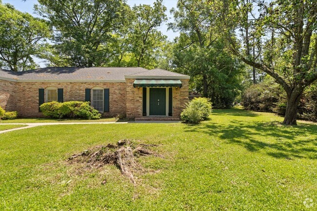Building Photo - UPCOMING LISTING - GREAT CONVENIENT LOCATION! Rental