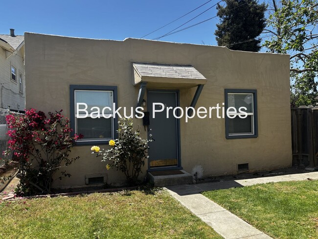 Building Photo - Newly renovated two bedroom cottage in South Salinas