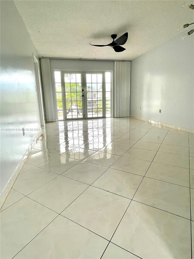 Photo - 8280 Sunrise Lakes Blvd Unidad 307
