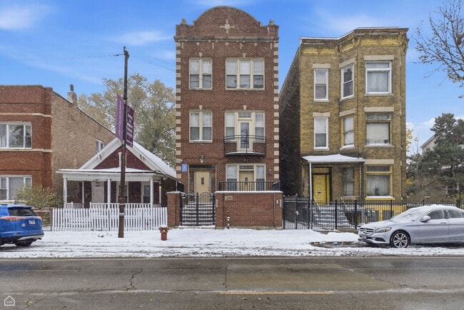 Building Photo - 1353 S California Ave