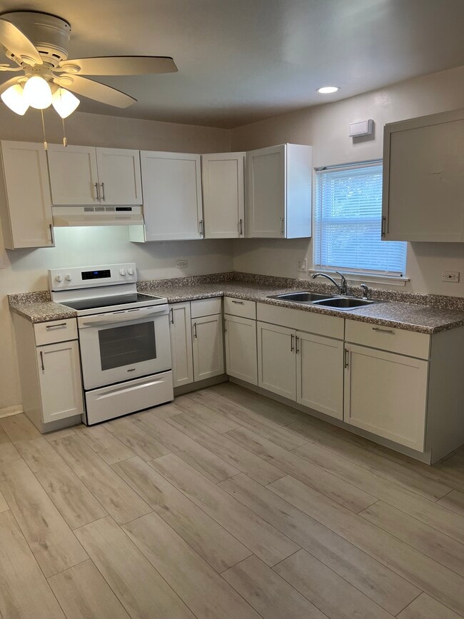 Building Photo - 7245 W Lawrence Ave