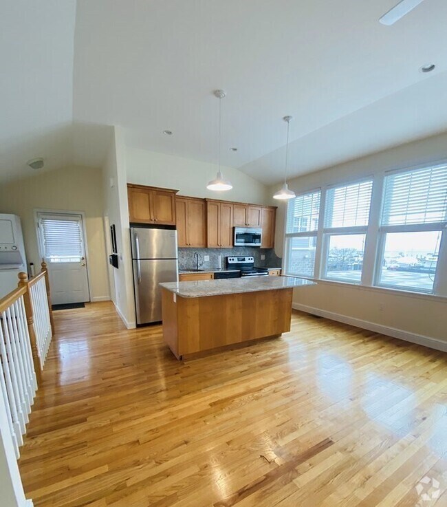 Building Photo - 554 Pleasant St Unit #2 Rental