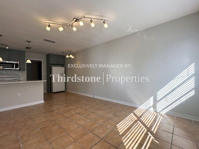 Photo - 2855 Lydia St