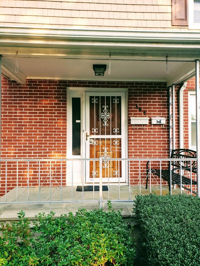 Building Photo - 109 Rockwell St Unit 2