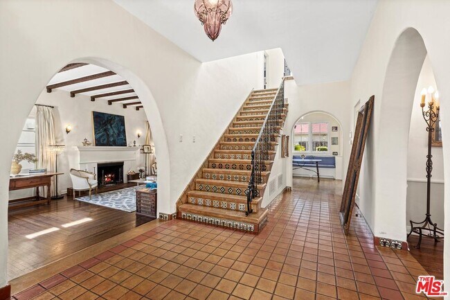 Photo - 537 N June St