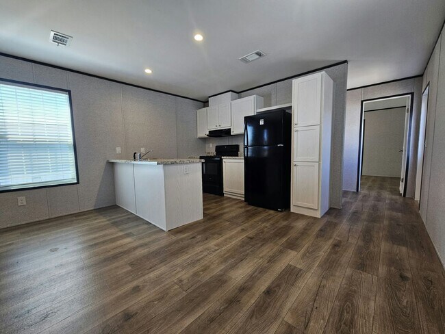 Photo - 553 Suwanee Dr