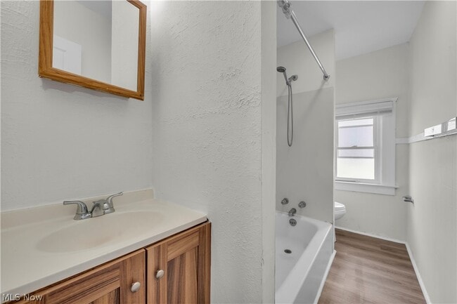 Building Photo - 2018 W 100th St Unit 2/UP