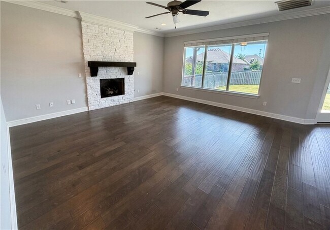 2012 W Gilligan Ave
