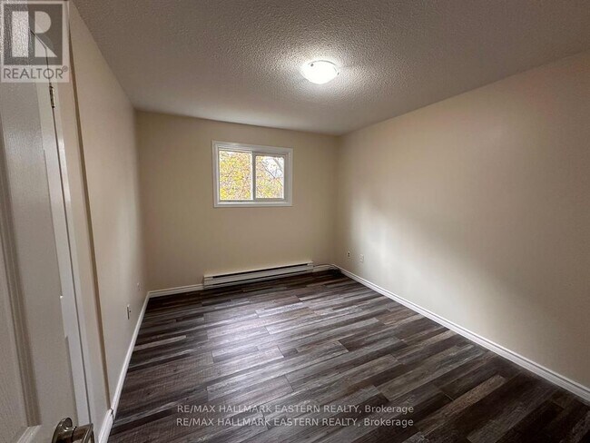 Photo - 106 Lansdowne St W