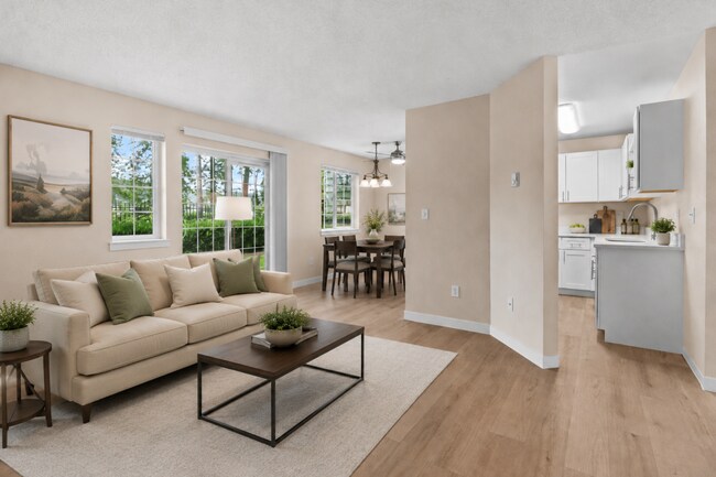 Un espacio luminoso y diáfano que combina salón y comedor, con abundante luz natural, acceso directo al patio y una distribución cómoda para relajarse o recibir invitados. - Crossroads at Meridian Apartments