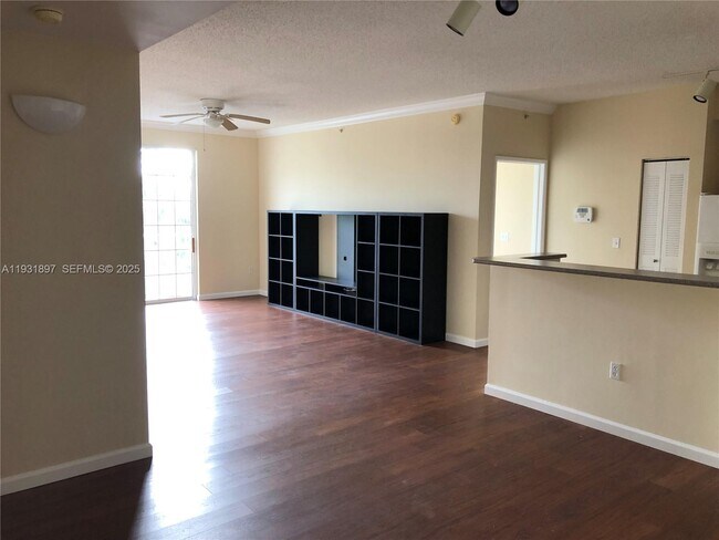 Photo - 1900 Van Buren St Unidad 504B