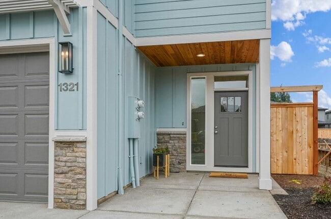 Photo - 1321 Oppek St NE