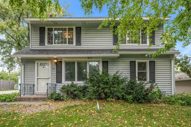 Building Photo - 1711 Rose Pl W
