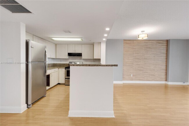 Photo - 3000 Coral Wy Unidad 513