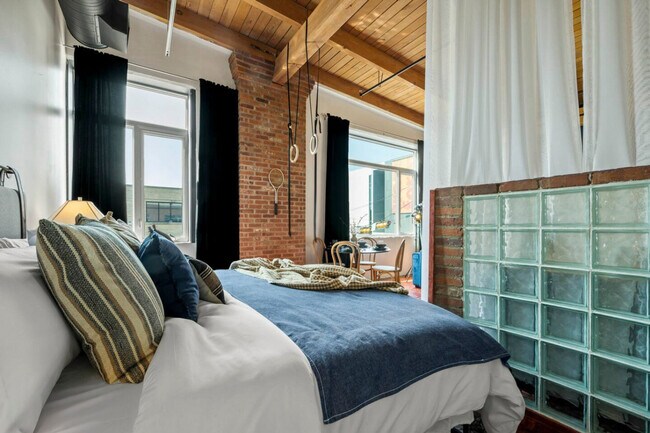 Photo - 10303-10107 107 St NW Unit ID1308645P