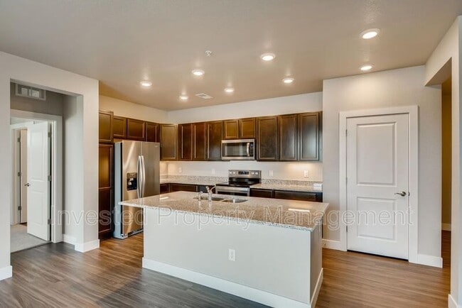 Building Photo - 981 S Sable Blvd Unit 202