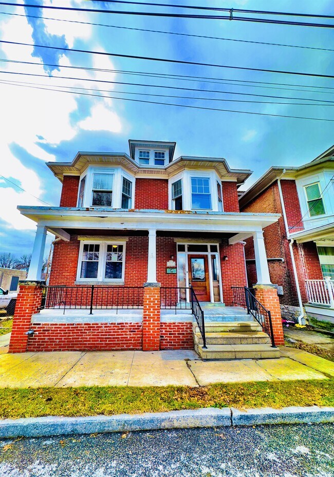 Photo - 815 W Franklin St House