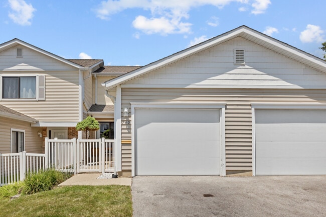 Photo - 740 Lakeview Point Townhome