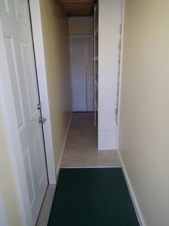 Private Entry - 36 German Cross Rd Unidad S2