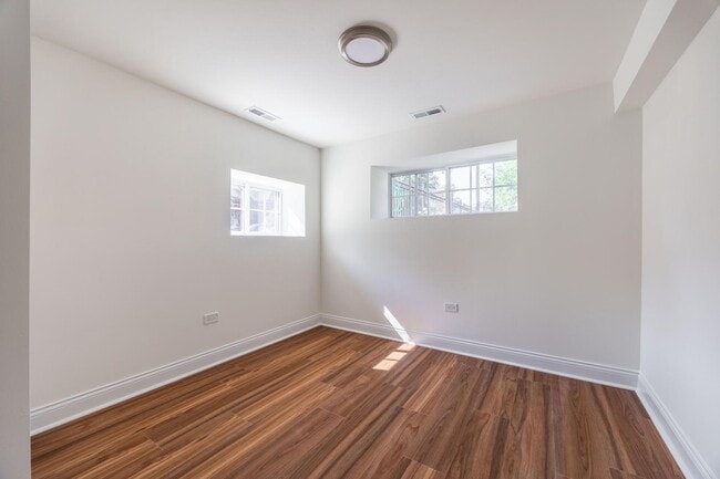 Photo - 3100 N Harding Ave Unit 2