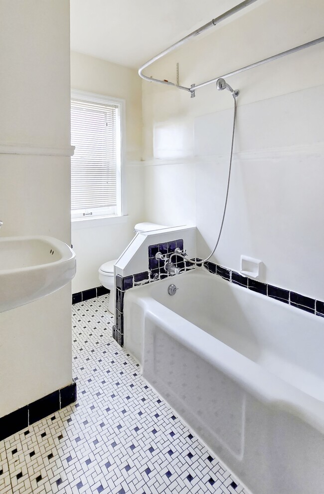 Photo - 9203 W Wisconsin Ave Unidad 2