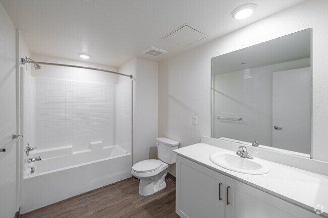 3BR, 2BA - 1,027SF - Bathroom