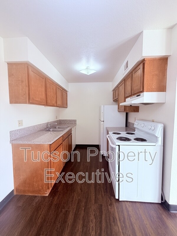 Building Photo - 660 S Tucson Blvd