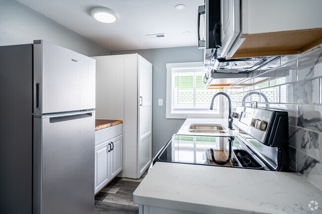 Building Photo - 1631 Columbia Ave Unit B Rental