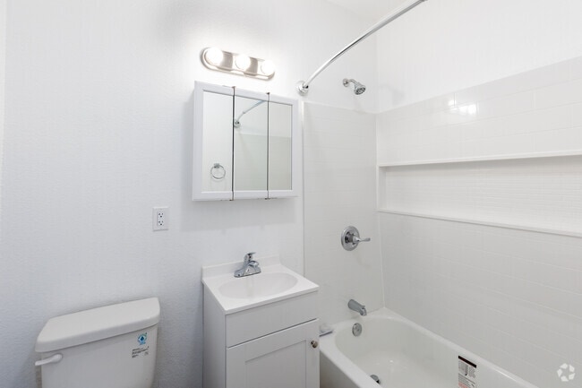 1BR, 1BA - 525SF - Bathroom