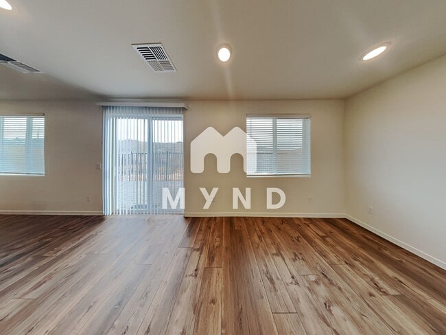 Photo - 4904 Black Falcon Way