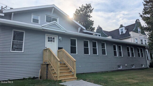 4 Ten Eyck Ave Unit 3