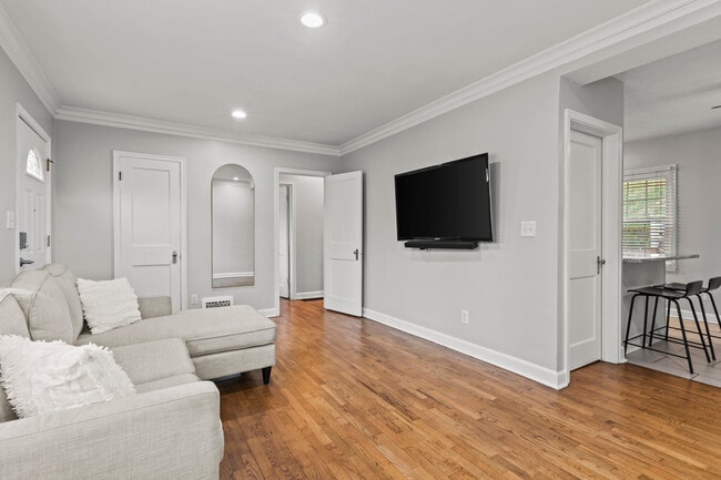 1235 W 79th St