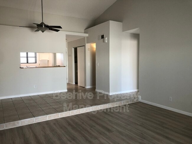 Photo - 302 N Sycamore