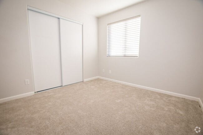 Building Photo - 4 Bedroom, 2 Bath, Split Floor Plan, 2 Car... Rental