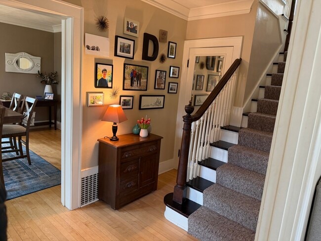 foyer - 2220 E Jarvis St
