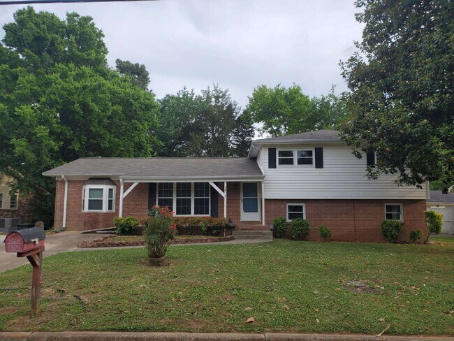 Building Photo - "Spacious 5-Bedroom Retreat with 3 Full Baths in Huntsville – Your Perfect Family Home Awaits!"