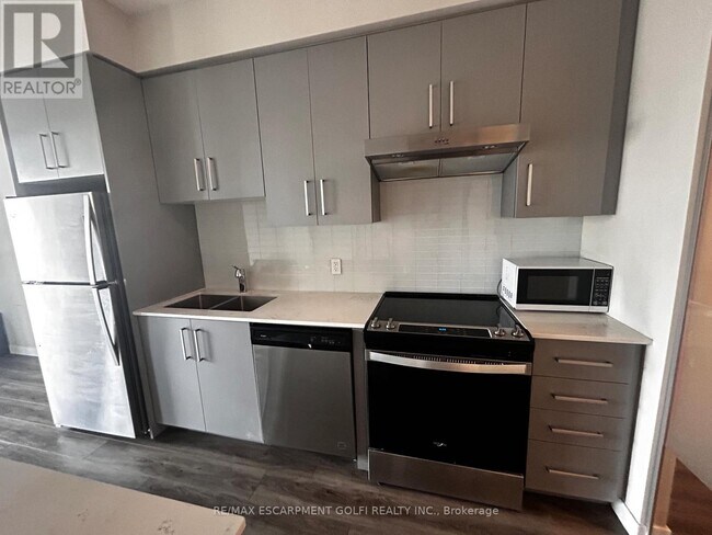 Photo - 15 Queen St S