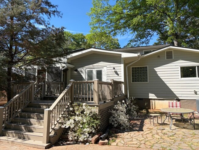 Photo - 1357 Lochland Rd SE